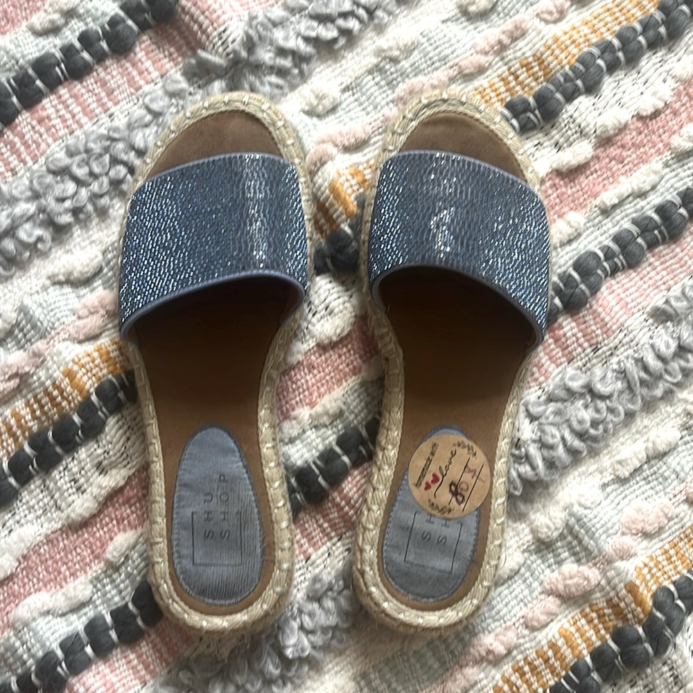 Flats with blue sparkles ; nr 7